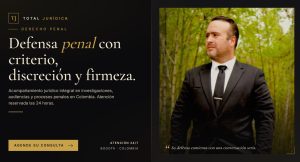 Abogado penalista explicando los derechos del capturado en Colombia a su cliente en oficina legal